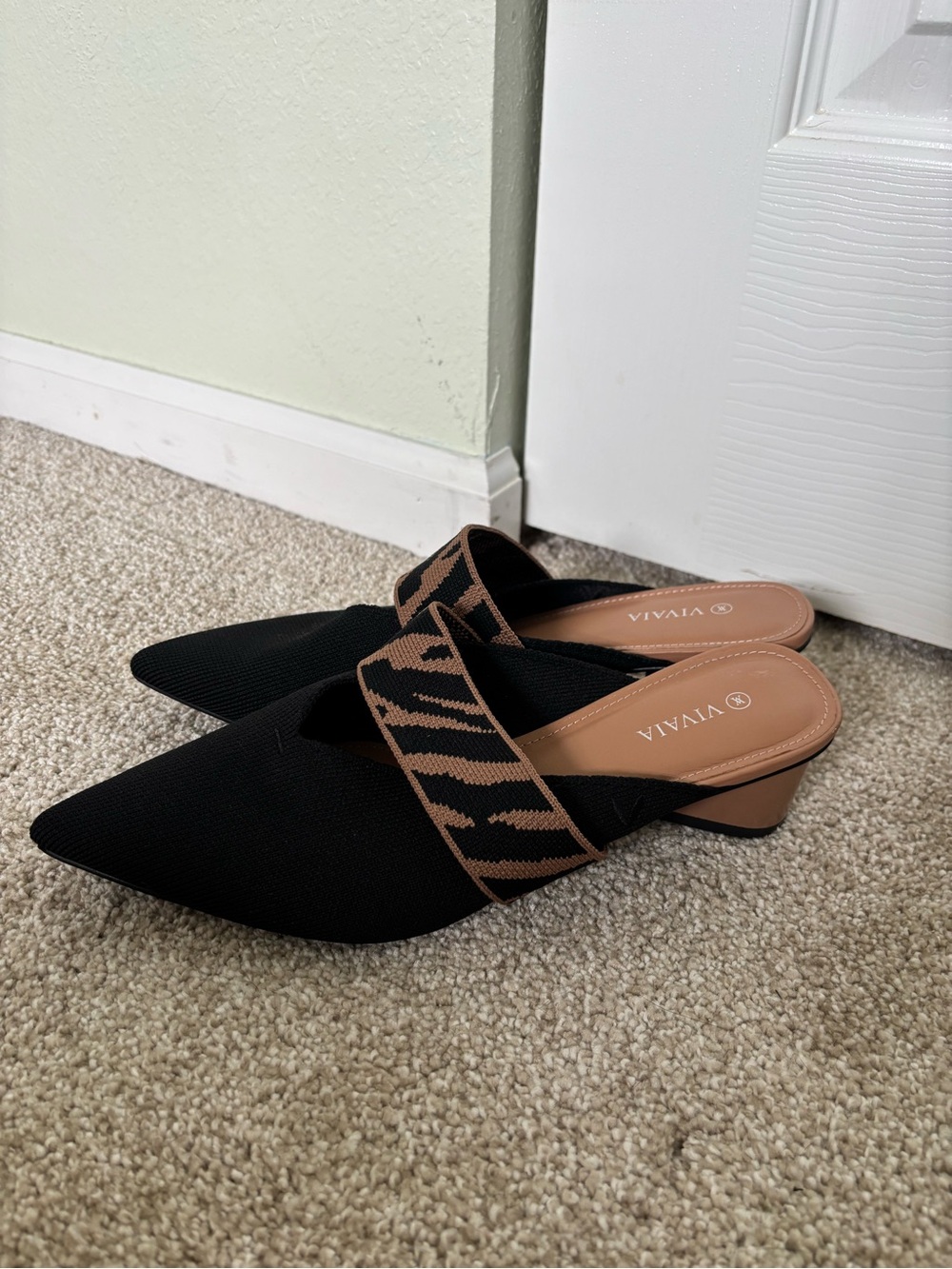 Vivaia Black Pointed Toe Block Heels Tan Zebra Strap Comfort Size 39 or 8